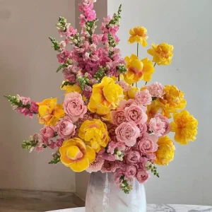 Bình hoa Hồng vàng thả bình gốm đen