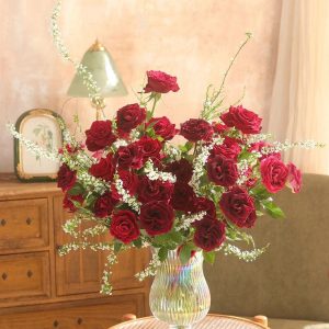 Bình hoa Hồng đỏ thả bình sứ trắng