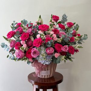 Bình hoa Cúc mẫu đơn đỏ phối hồng kem