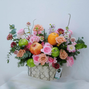 Giỏ hoa quả Hồng kem phối hồng pastel