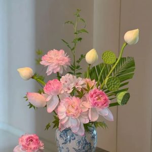 Bình hoa Hồng cánh sen rực rỡ